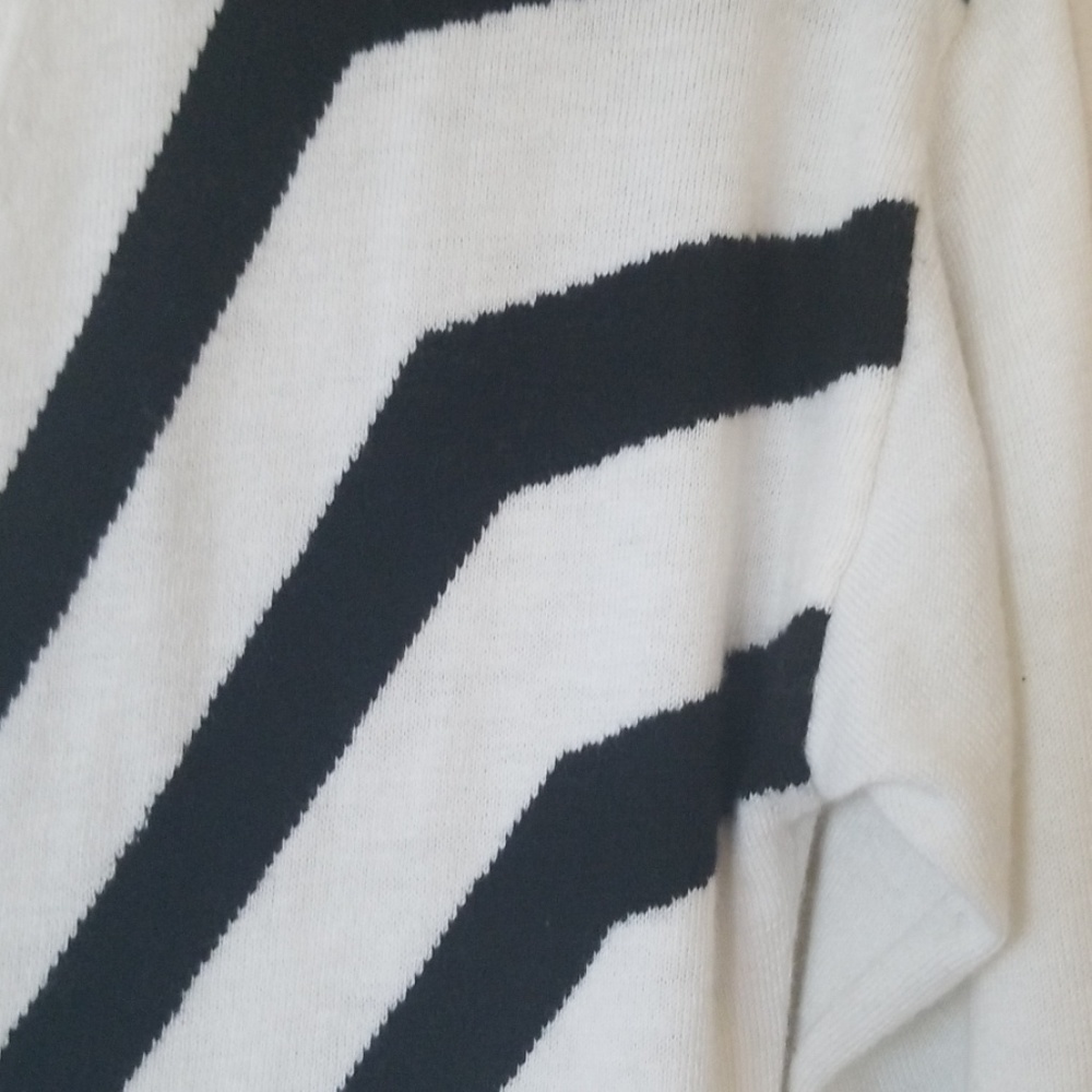 Light weight Chevron sweater - Picture 2 of 2